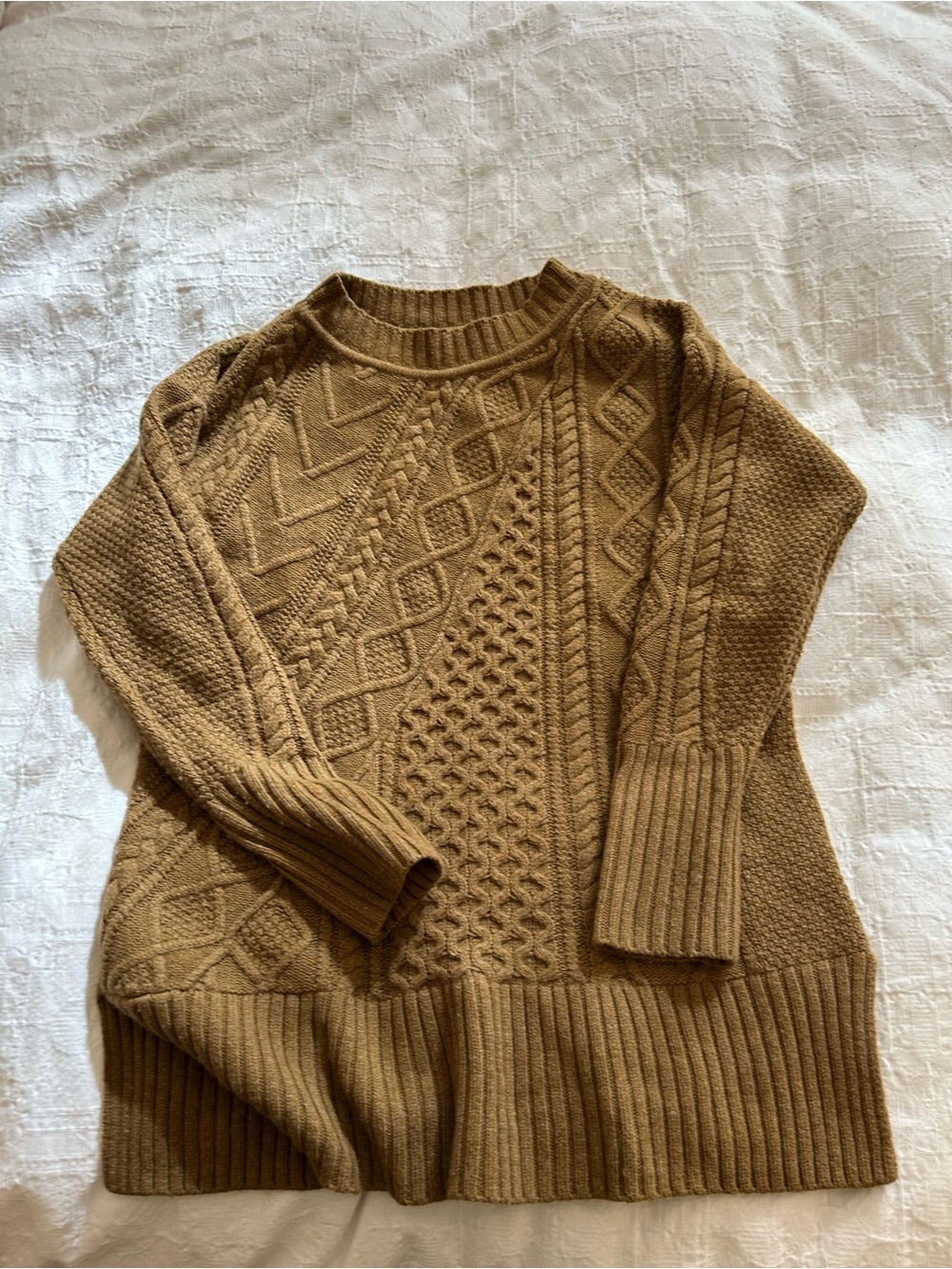 J.Crew Cable Knit Sweater in Brown Size Medium Like New
Pit to pit 20”
Length 29